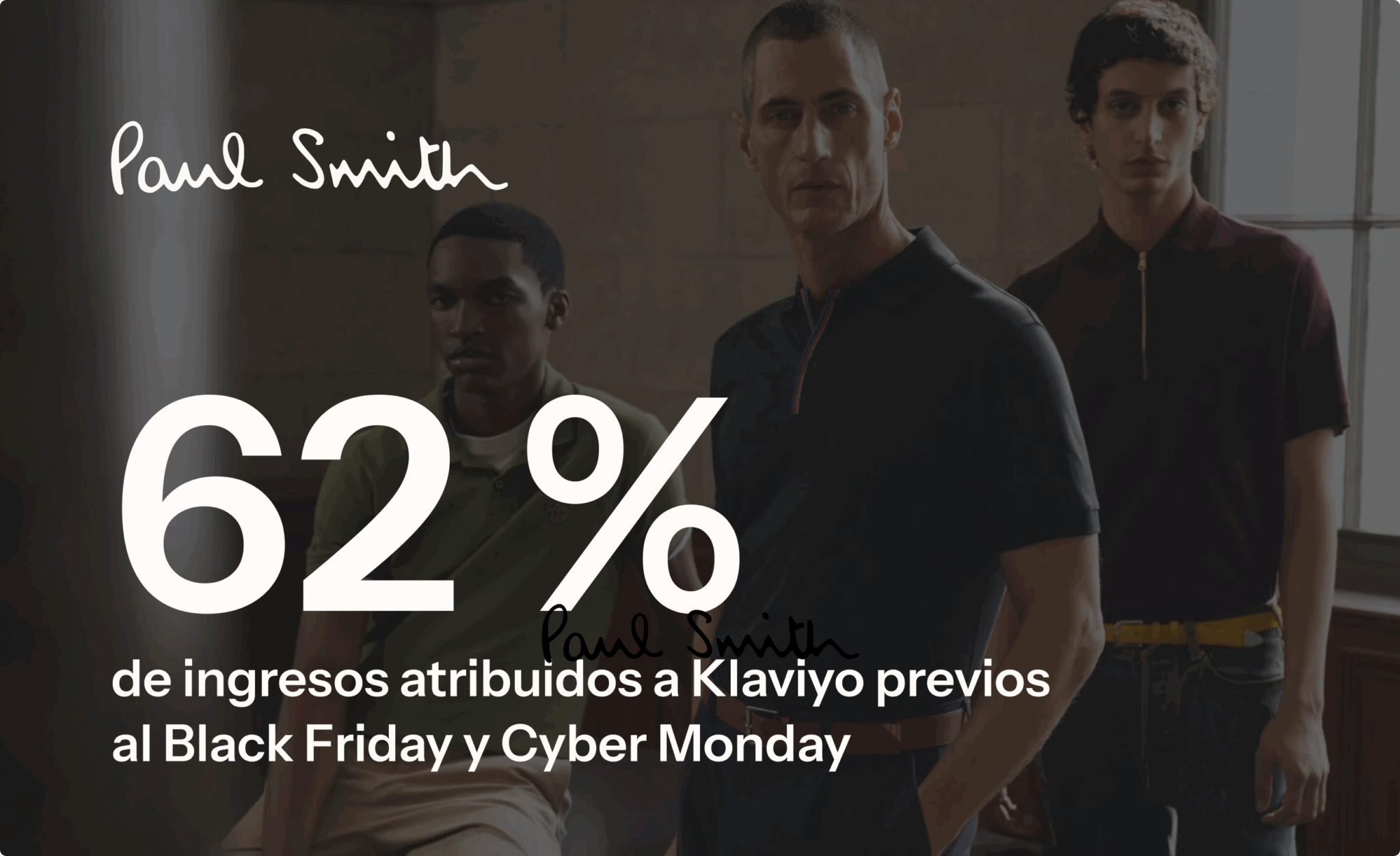 Texto "Paul Smith" con "62% de ingresos atribuidos a Klaviyo previos al Black Friday y Cyber Monday" sobre imagen de tres hombres.