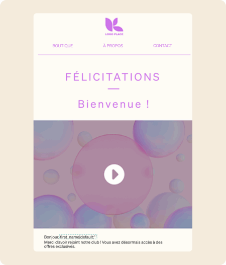 Félicitations et bienvenue affichés sur une page web avec un bouton de lecture et des bulles en arrière-plan.