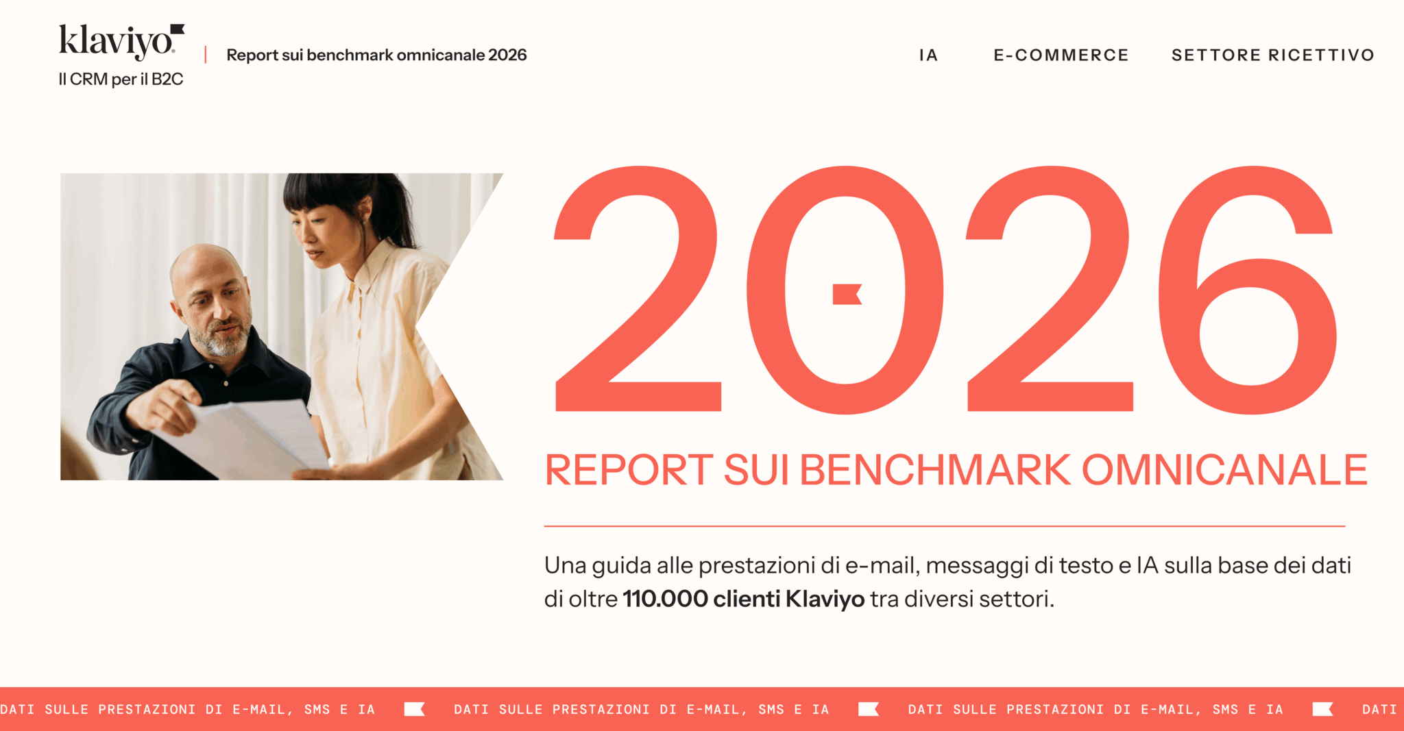 Klaviyo logo e testo "2026 Report sui benchmark omnicanale". Due persone esaminano documenti.