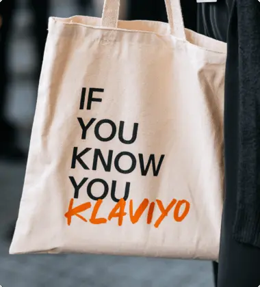 Tote bag with the text "IF YOU KNOW YOU KL4VIYO" in black and orange letters.